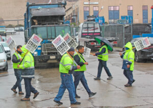 Éboueurs en grève contre Republic Services, à Chula Vista, en Californie, le 29 décembre. Une lutte des syndicats pour que les travailleurs soient vaccinés renforcerait le mouvement syndical et les luttes ouvrières contre les attaques des patrons.