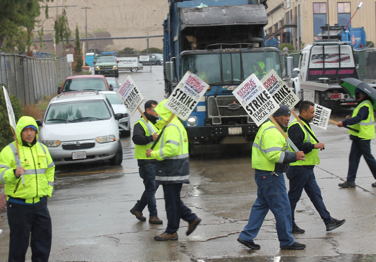 Trabajadores de sanidad en huelga en Republic Services en Chula Vista, California, 29 de dic.