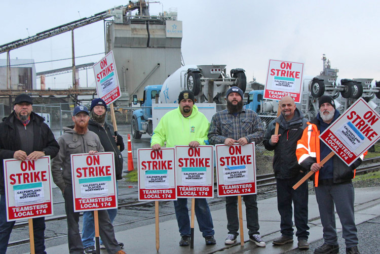 Conductores de mezcladoras de concreto y obreros de planta al inicio de huelga en dic. en estado de Washington. Capitalistas tratan de poner crisis de su sistema sobre la espalda de los trabajadores. Pero ninguno de los partidos de los patrones es capaz de gobernar con estabilidad.
