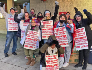 Trabajadores de tiendas King Sooper en Aurora, Colorado, durante huelga de 10 días que hizo logros. Capitalistas ponen el peso de la crisis de su sistema sobre las espaldas de los trabajadores, pero ninguno de los partidos de los patrones es capaz de proveer estabilidad política.