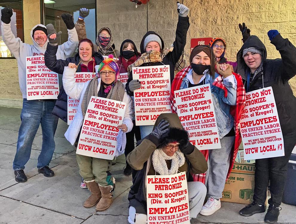 Trabajadores de tiendas King Sooper en Aurora, Colorado, durante huelga de 10 días que hizo logros. Capitalistas ponen el peso de la crisis de su sistema sobre las espaldas de los trabajadores, pero ninguno de los partidos de los patrones es capaz de proveer estabilidad política.