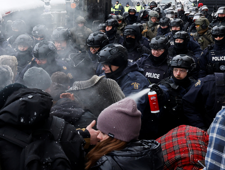 Policía canadiense usa aerosol de pimienta contra camioneros y otros manifestantes en Ottawa, 19 de feb., en el mayor uso de represión gubernamental en la historia moderna de Canadá.