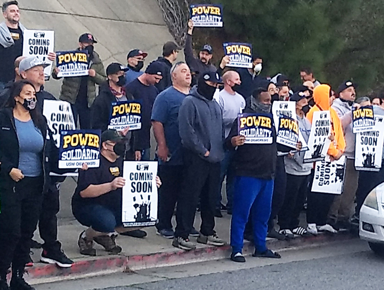 Chevron oil workers, members of USW Local 5, rally outside gate of company’s oil refinery in Richmond, California, Jan. 27 in fight for new contract with wage raise to cover rising prices.