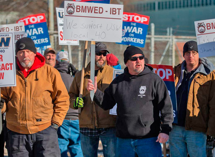 Huelga de obreros del acero en Special Metals en Huntington, Virginia del Oeste, enero 22, contra esfuerzo patronal de aumentar costos médicos. Obreros ferroviarios se unieron a piquetes.