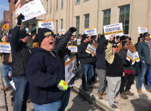 Más de 200 obreros de refinerías de petroleo y partidarios exigen contrato nacional frente a sede de Marathon Oil en Findlay, Ohio, el 15 de febrero, en preparación para posible huelga.