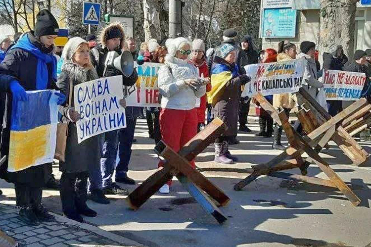 Protesta el 12 de marzo contra la ocupación rusa en Jersón, Ucrania. La guerra está sacudiendo el orden mundial capitalista e incrementando riesgos de conflictos comerciales y guerras.