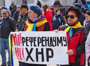 Manifestation à Kherson, en Ukraine, le 21 mars. Les soldats russes ont utilisé des gaz lacrymogènes et des grenades assourdissantes contre les manifestants sans pouvoir mettre fin à la manifestation. L’affiche est contre l’incorporation de l’Ukraine à la Russie.