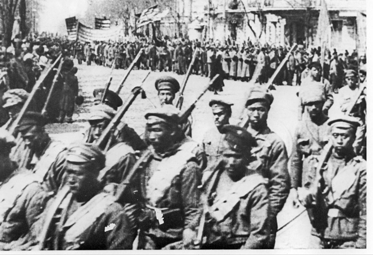 Trabajadores en Odesa, Ucrania, saludan al Ejército Rojo por la liberación en 1919 del contrarrevolucionario Ejército Blanco que trató de reimponer el dominio de capitalistas y terratenientes.