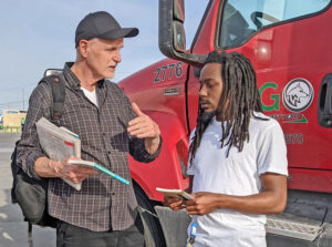 Dvhonte Jackson, right, discusses Ukraine war, challenges facing truckers with SWP member Dennis Richter in Hurst, Texas. Jackson got a <em>Militant</em> subscription, three Pathfinder books.