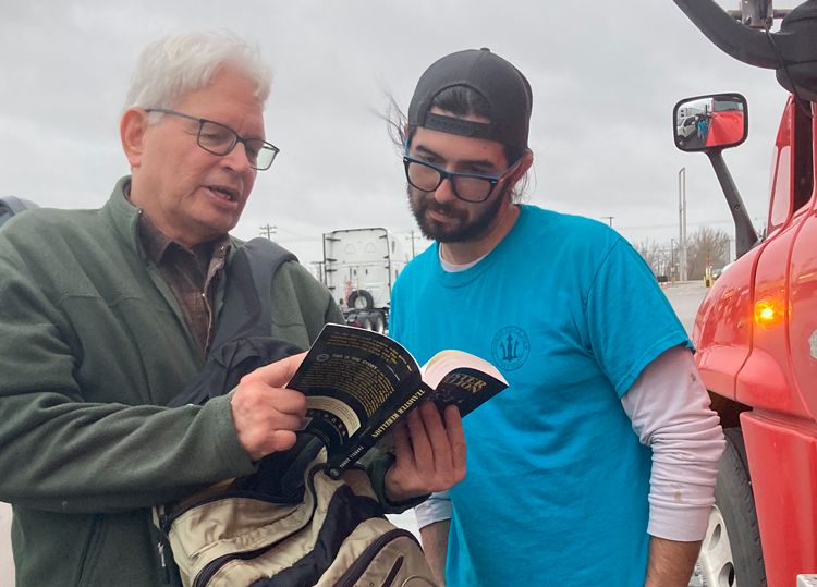 Truck driver Wesley Green, right, at Lebanon, Ohio, truck stop Feb. 22 told Socialist Workers Party member Ned Measel he supports Canadian truckers and “protests outside White House.”