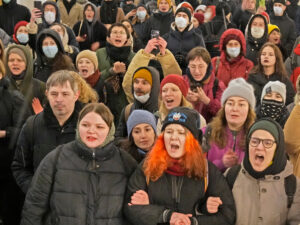 « Non à la guerre ! » ont scandé des manifestants à Saint-Pétersbourg le 25 février. Plus de 7 000 personnes ont été arrêtées alors que des dizaines de milliers de personnes se sont jointes, dans 54 villes russes, à des actions contre l’invasion de l’Ukraine par Moscou.