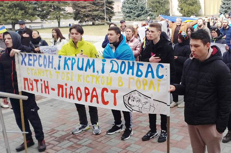 Protesta en Novotroitskoye, región de Jersón, Ucrania, contra ocupación por tropas de Moscú. Protestas demuestran determinación de trabajadores ucranianos de defender su independencia.
