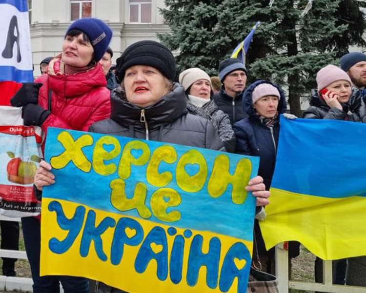 “Jersón es Ucrania”, dice cartel en protesta el 5 de marzo que enfrentó a tropas rusas que ocuparon esa ciudad. Ni los disparos al aire de los soldados dispersaron a los manifestantes.