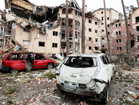 Apartamentos destruidos por bombardeo ruso en Irpin, cerca de Kyiv, Ucrania. Frente a amplia resistencia contra invasión, gobernantes rusos están atacando áreas urbanas matando civiles.