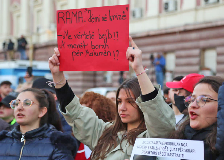 Manifestation à Tirana, en Albanie, le 14 mars, contre la flambée des prix, exacerbée par l’invasion de l’Ukraine par Moscou. « Vraiment, bébé !? » dit cette affiche, en réponse au président albanais qui a reconnu que : « Nous sommes en crise. »