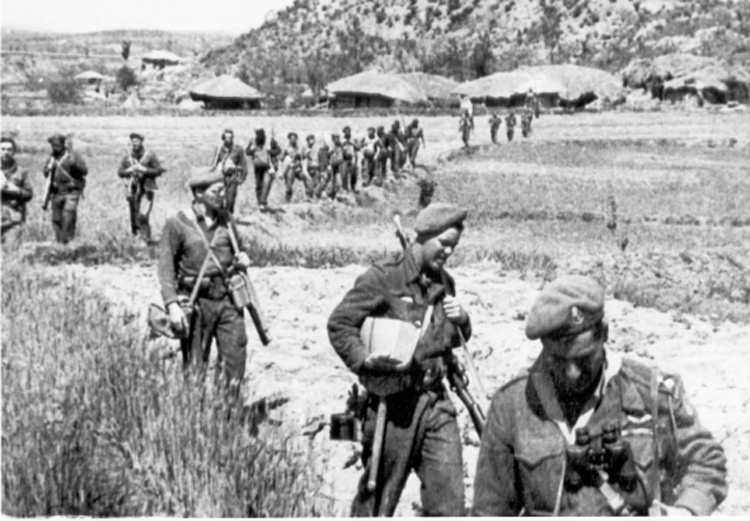 Mars 1951. Des soldats canadiens patrouillent la région de Kapyong, en Corée. Les dirigeants canadiens y ont envoyé près de 30 000 soldats pour participer à la guerre dirigée par Washington dans le but d’écraser la révolution des travailleurs et paysans de ce pays.