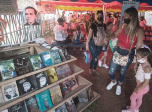 Participantes exploran exhibiciones de libros en la 30 Feria Internacional del Libro de La Habana.