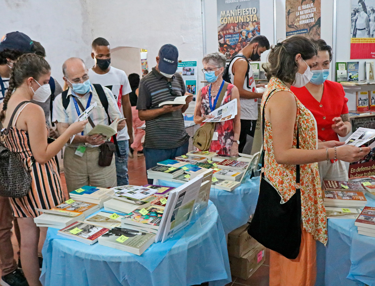 Interest was high in revolutionary titles available at Pathfinder stand April 25, above, at Havana International Book Fair. In first few days, top seller was The Jewish Question by Abram Leon.