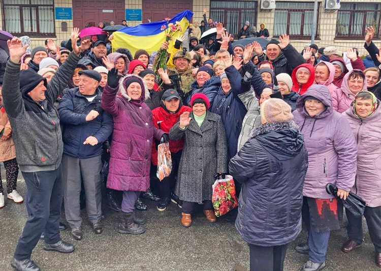 Residents of Ivankiv, 50 miles northwest of Kyiv, celebrate ouster of Moscow’s occupation troops April 1. Fierce resistance by Ukrainian people forced Russian retreat. Despite brutal repression by Vladimir Putin regime, working people in Russia find ways to protest Ukraine war.