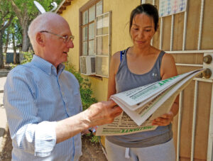 Joel Britton, SWP candidate for governor of California, shows Maria Chapa the Militant in Patterson, in Central Valley April 2. Chapa got a subscription as well as two books on special.