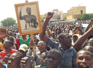 Le 29 juin 2013, manifestation au Burkina Faso contre le régime dictatorial de Blaise Compaoré, qui a fait assassiner Thomas Sankara, photographié ci-dessus, lors du coup d'État contre-révolutionnaire d'octobre 1987. Compaoré a été renversé en 2014 par une insurrection populaire et contraint de fuir le pays.