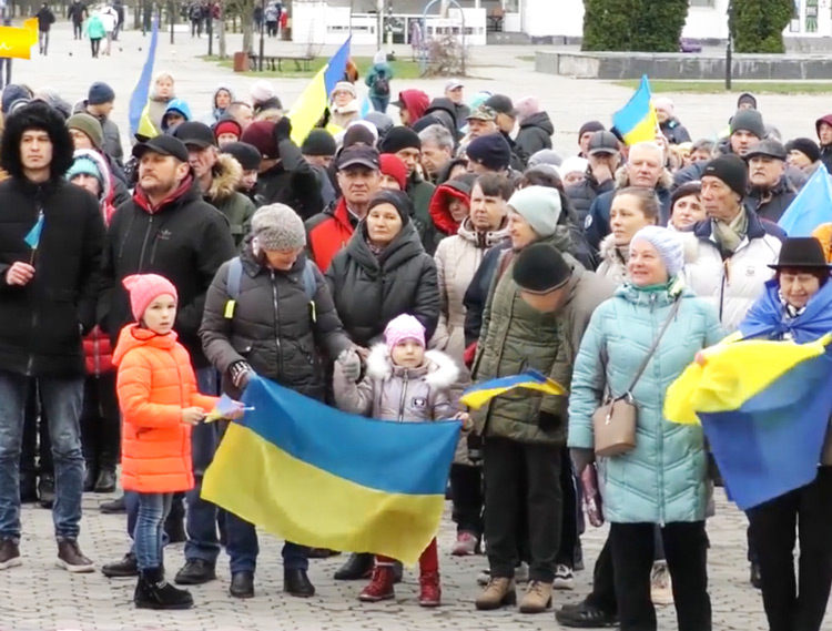 Acto abril 12 en Slavutych, donde viven trabajadores de Chernóvil, en solidaridad con trabajadores que resisten ocupación de Energodar, sitio de planta nuclear más grande de Europa.