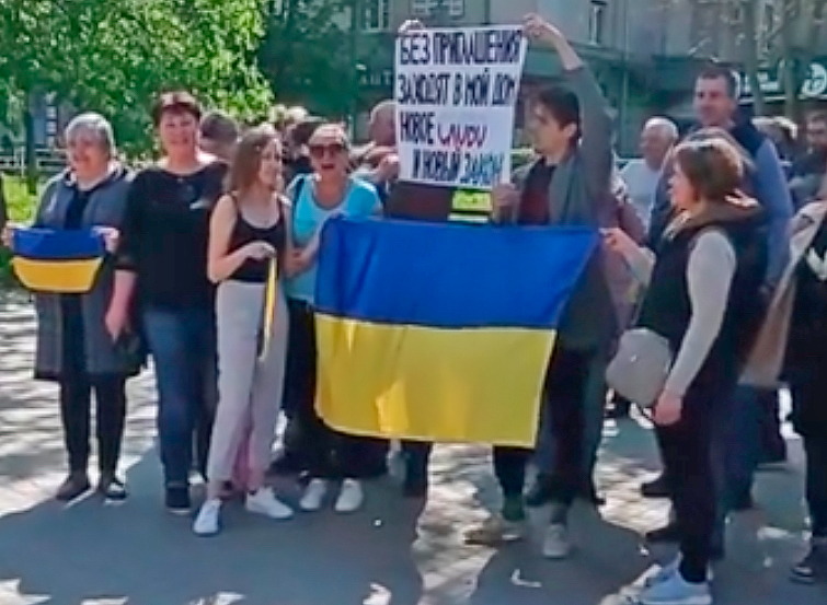 Residents of Russian-occupied Kherson, Ukraine, April 27, protest Moscow’s sham referendum to create “people’s republic.” Russian troops fired tear gas, stun grenades against the crowd.