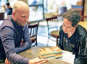 Student Eoin McCaul, right, discusses why working people should oppose Moscow’s brutal invasion of Ukraine with Communist League member Hugo Wils in Belfast, Northern Ireland.