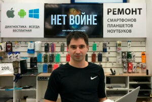 Marat Grachev exhibió cartel diciendo “No a Guerra” en su tienda en Moscú durante semanas sin queja, luego recibió multa que pagó con donativos, muestra de oposición a invasión de Ucrania.