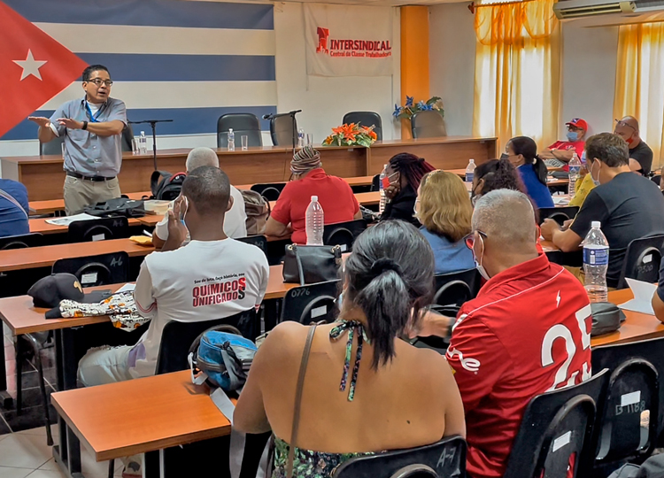 Socialist Workers Party member Róger Calero talking with trade unionists from Latin America during a course by Central Organization of Cuban Workers in Havana April 26. Pathfinder books on display at Havana International Book Fair were made available to the participants.