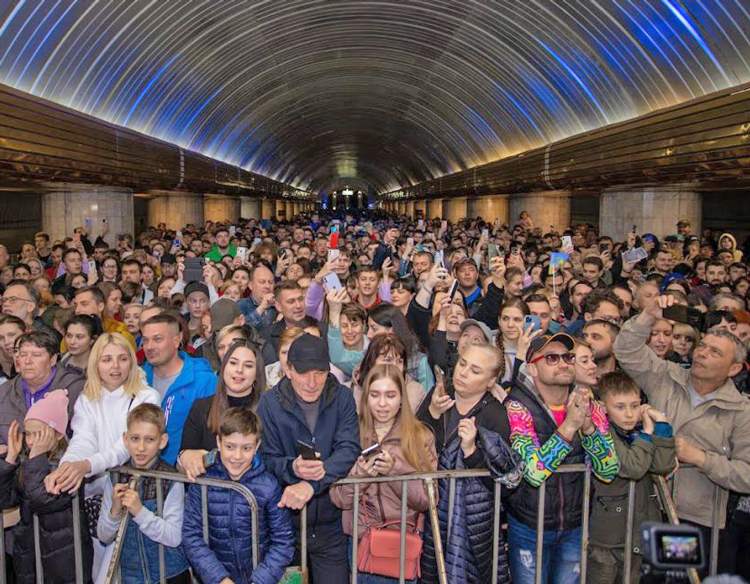 Concierto “La vida triunfará” en estación del metro en Dnipró, Ucrania, celebra lucha contra invasión de Moscú, expresa desafío. Gente de pueblos muy afectados se han refugiado allí.