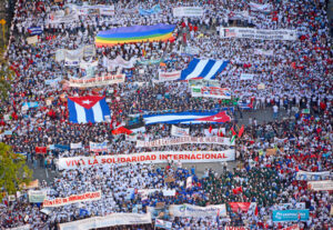 Contingentes de trabajadores de la salud y estudiantes de la escuela internacional de medicina en la masiva marcha del 1 de Mayo, Día Internacional de los Trabajadores, en La Habana.