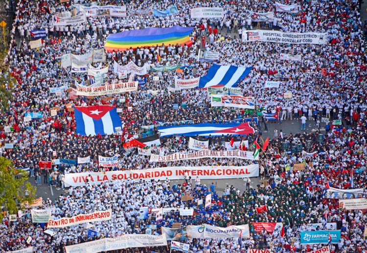 Contingentes de trabajadores de la salud y estudiantes de la escuela internacional de medicina en la masiva marcha del 1 de Mayo, Día Internacional de los Trabajadores, en La Habana.