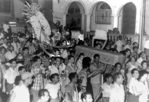 Workers in Havana carry coffins representing nationalization of U.S. companies, deepening their revolution, imposing workers control of production, August 1960. The Socialist Workers Party points to Cuba’s socialist revolution, and the leadership of Fidel Castro, as an example.