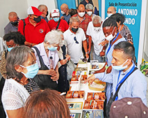Participants visit book table after panel discussion on Labor, Nature, and the Evolution of Humanity. During Havana book fair it was one of Pathfinder’s best-selling titles.