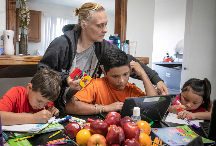 Heather Hernandez con tres de sus niños, 28 de abril de 2021. Tuvo que dejar de trabajar cuando las escuelas cerraron durante la pandemia. Millones de mujeres enfrentan lo mismo.