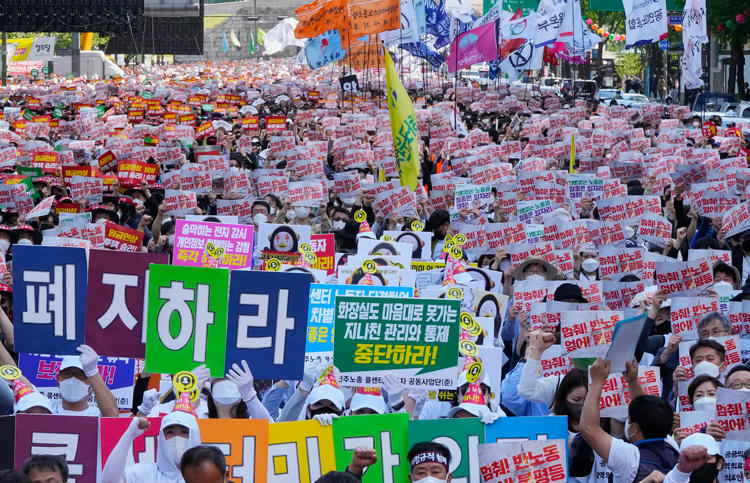 May 1 action in Seoul, South Korea, included Korean Federation of Trade Unions. Signs read, “Stop! anti-labor policy.”