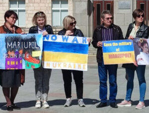 Familiares de soldados ucranianos atrapados en planta de acero en Mariúpol por fuerzas rusas protestan en Cherkasy, exigen su evacuación tras meses de resistencia a invasión, 6 de mayo.