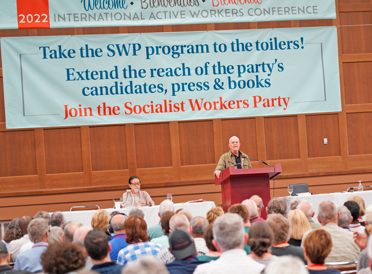 Le secrétaire national du Parti socialiste des travailleurs, Jack Barnes, s’adresse à la conférence. Ellie García, membre de la branche du SWP à Los Angeles, préside la session.