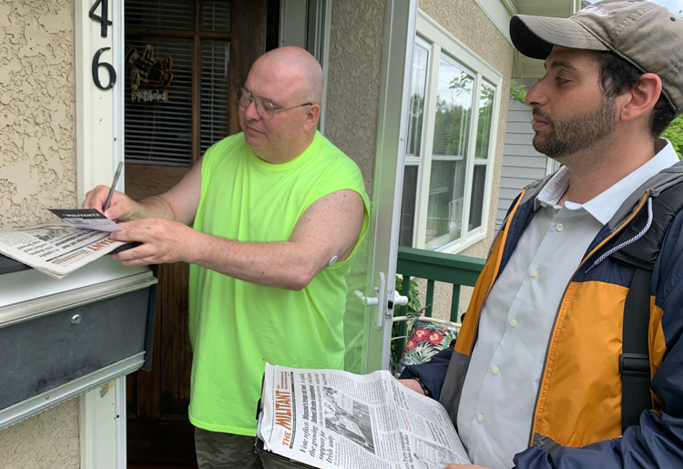 SWP campaigner Michael Najim, right, talks to Michael Hamer as he signs up for a <i>Militant</i> subscription in Minneapolis May 28, part of statewide effort to put party on the ballot.