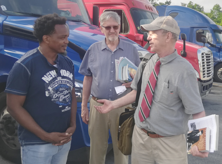 Chris Hoeppner, SWP candidate for Congress from Pennsylvania, right, with owner-operator Leroy Ford, left, at truck stop near Pittsburgh June 14. “I want to help” the campaign, said Ford.