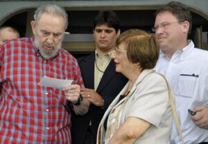 “Nada puede compararse al Holocausto”, dijo Fidel Castro a Jeffrey Goldberg en una entrevista en 2010. Castro (izquerda) con Goldberg (derecha) y Adela Dworin, dirigente de la comunidad judía, La Habana, agosto de 2010.