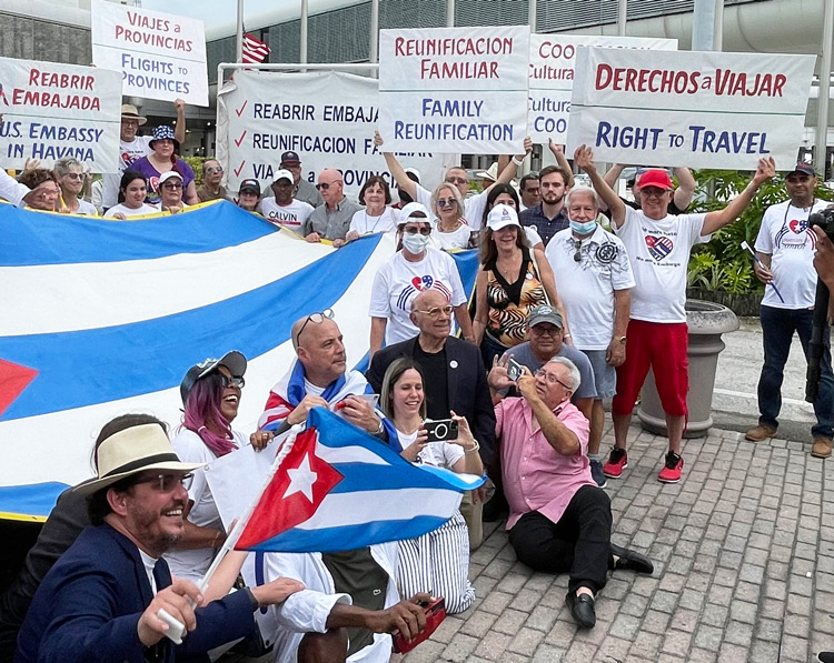 Más de 100 personas protestan en aeropuerto de Miami el 29 de mayo, después de participar en caravana de 42 autos para exigir el fin de la guerra económica de Washington contra Cuba y para que se eliminen restricciones para viajar a la isla. Una contra protesta más pequeña tuvo lugar en la calle opuesta. Muchos cubanos en Miami se oponen al embargo contra Cuba.