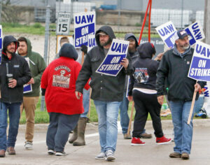 Miembros de sindicato automotriz UAW en huelga en planta de Case New Holland en Burlington, Iowa, 3 de mayo. Unos 430 miembros en Burlington y otros 600 en Sturtevant, Wisconsin, están en huelga por salarios a la par de la inflación y contra horarios onerosos.