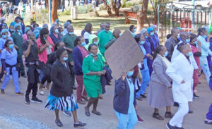 En todas partes han estallado protestas ante la creciente inflación. Arriba, enfermeras y personal médico protestan en Harare, Zimbabue, junio 21. Rechazaron la oferta del gobierno de un aumento del 100% porque no se acerca a la tasa de inflación de 130%.