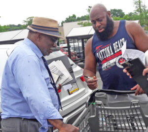 Darnell Brown, center, talks with Osborne Hart in Philadelphia July 9. Concerned about Moscow’s invasion of Ukraine, Brown got Militant subscription, signed to put SWP on ballot.