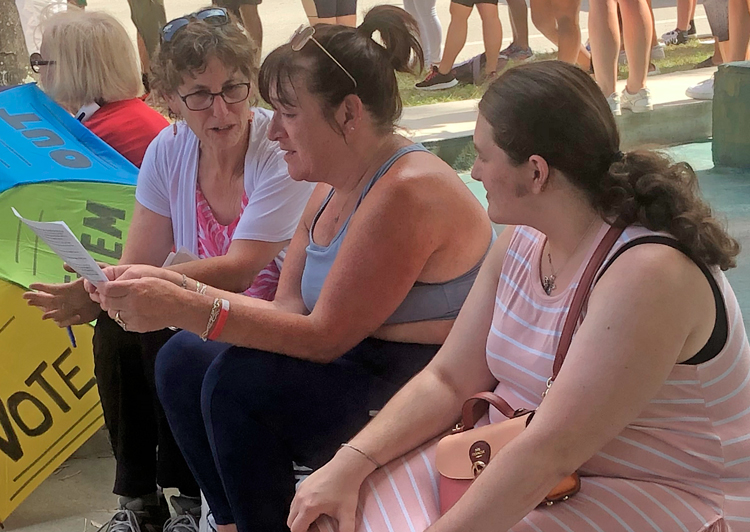 Rachele Fruit, left, Socialist Workers Party candidate for Florida governor, introduced Militant to Christine Rotondo and Grace, her daughter, at Ft. Lauderdale women’s rights action July 13.
