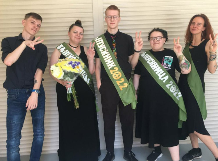 Russian students wore green sashes for high school graduation to show opposition to Putin’s invasion of Ukraine. Dressed in black, they used peace sign in place of “0” in date. Those who saw them on street “thanked us for our position.” One said he was proud of us, they reported.