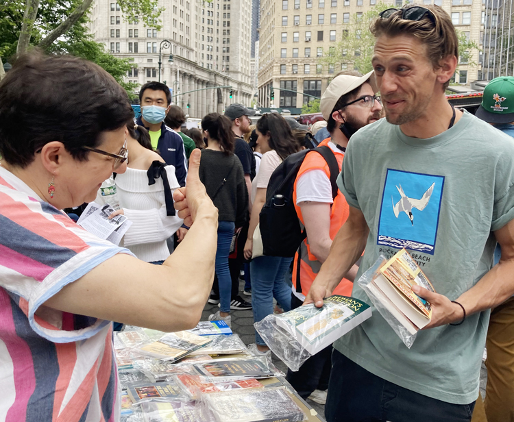 Sara Lobman, SWP candidate for U.S. Senate from New York, discusses with Bram Lefevete at New York action May 14 after draft Roe v. Wade decision was “leaked” to the press.