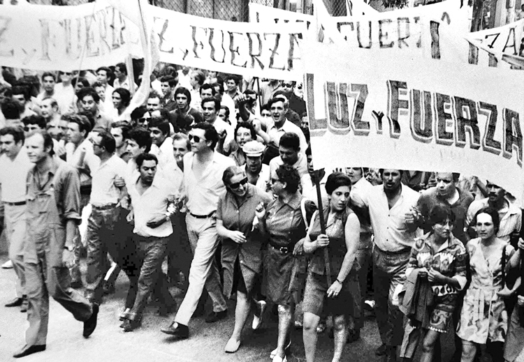 Workers’ uprising in Córdoba, Argentina, May 1969. Agustín Tosco, left in front, a leader of the “Cordobazo,” was a class-struggle-minded worker and secretary of energy workers union Luz y Fuerza (Light and Power). What was missing was a revolutionary party and leadership.